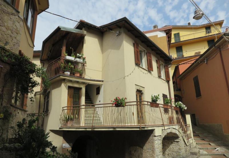 Portion of house with olive groves and beautiful terrace in Follo, Liguria1577971098_ZrLyspx_2WYY6im ilu36590-1577971098_ZrLyspx_2WYY6im.