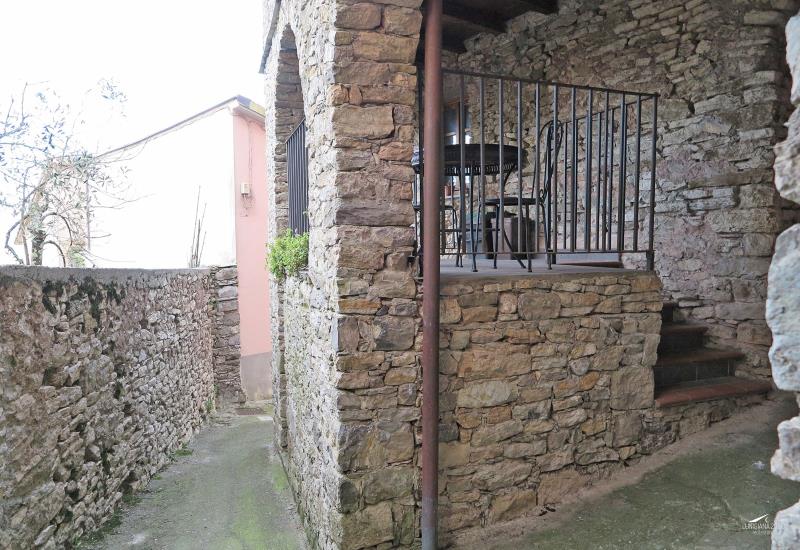 Characteristic restored stone house in Riccò del Golfo di Spezia, Liguria1614932934_tw171on_tmA5Psv ilu36594-1614932934_tw171on_tmA5Psv.