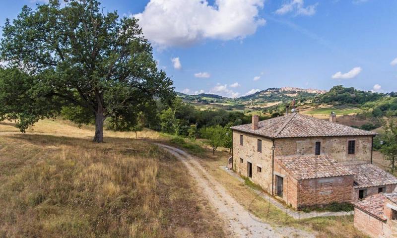 Splendid Farmhouse On the Hills Of Montepulciano, Tuscanyfarmhouse-montepulciano-tuscany-italy-02 itu35525-farmhouse-montepulciano-tuscany-italy-02.