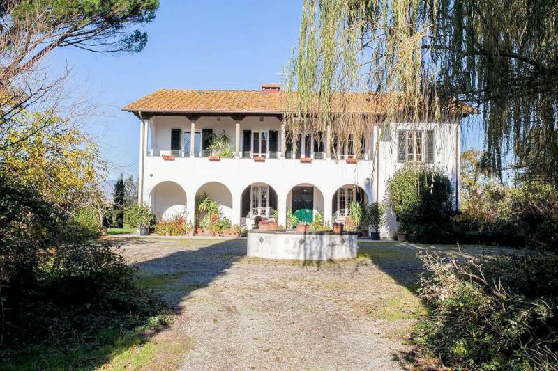 Villa near Florence with 3 ApartmentsV4550-13-1200 itu35827-V4550-13-1200.