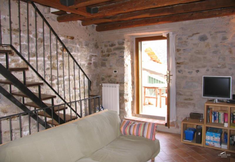 Typical restored semi-detached stone house with courtyard and terrace in Minucciano, Tuscany1577969861_1sMfgyW_3zyLwHF itu36592-1577969861_1sMfgyW_3zyLwHF.