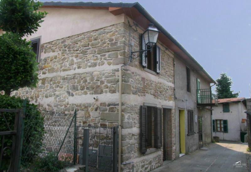 Typical restored semi-detached stone house with courtyard and terrace in Minucciano, Tuscany1577969861_mq5cW74_xhoQVvs itu36592-1577969861_mq5cW74_xhoQVvs.
