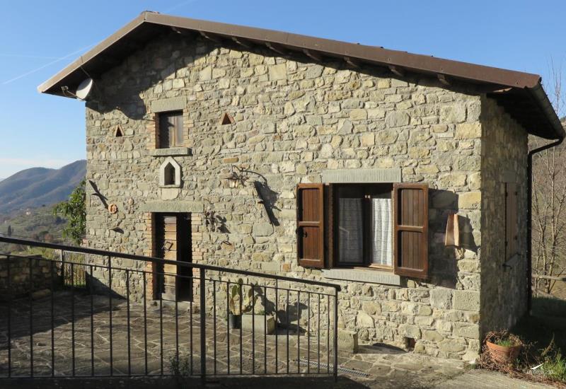 Two restored houses with courtyard and garden in Minucciano, Tuscany1577970871_8Dc6vJN_eup8wet itu36595-1577970871_8Dc6vJN_eup8wet.