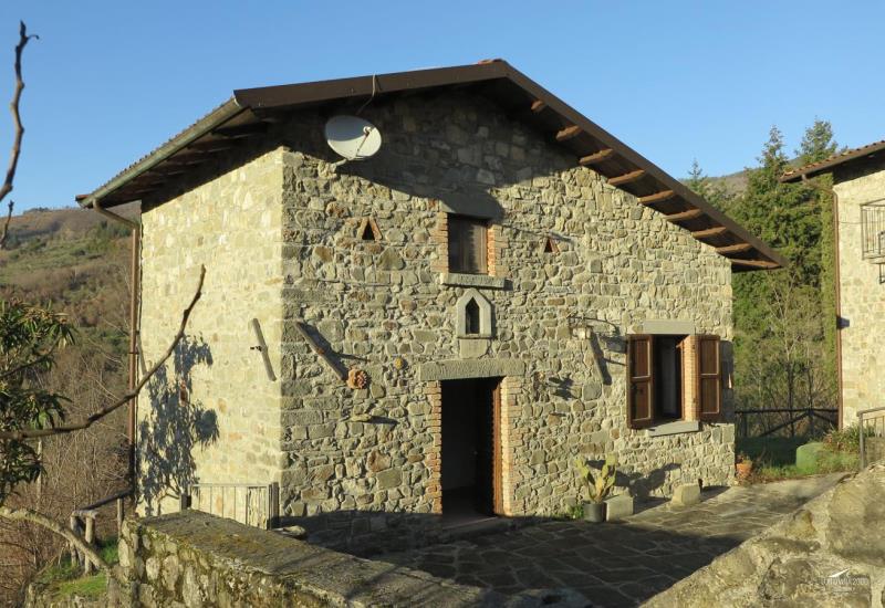 Two restored houses with courtyard and garden in Minucciano, Tuscany1577970872_CZwsQMC_b7ft2ce itu36595-1577970872_CZwsQMC_b7ft2ce.