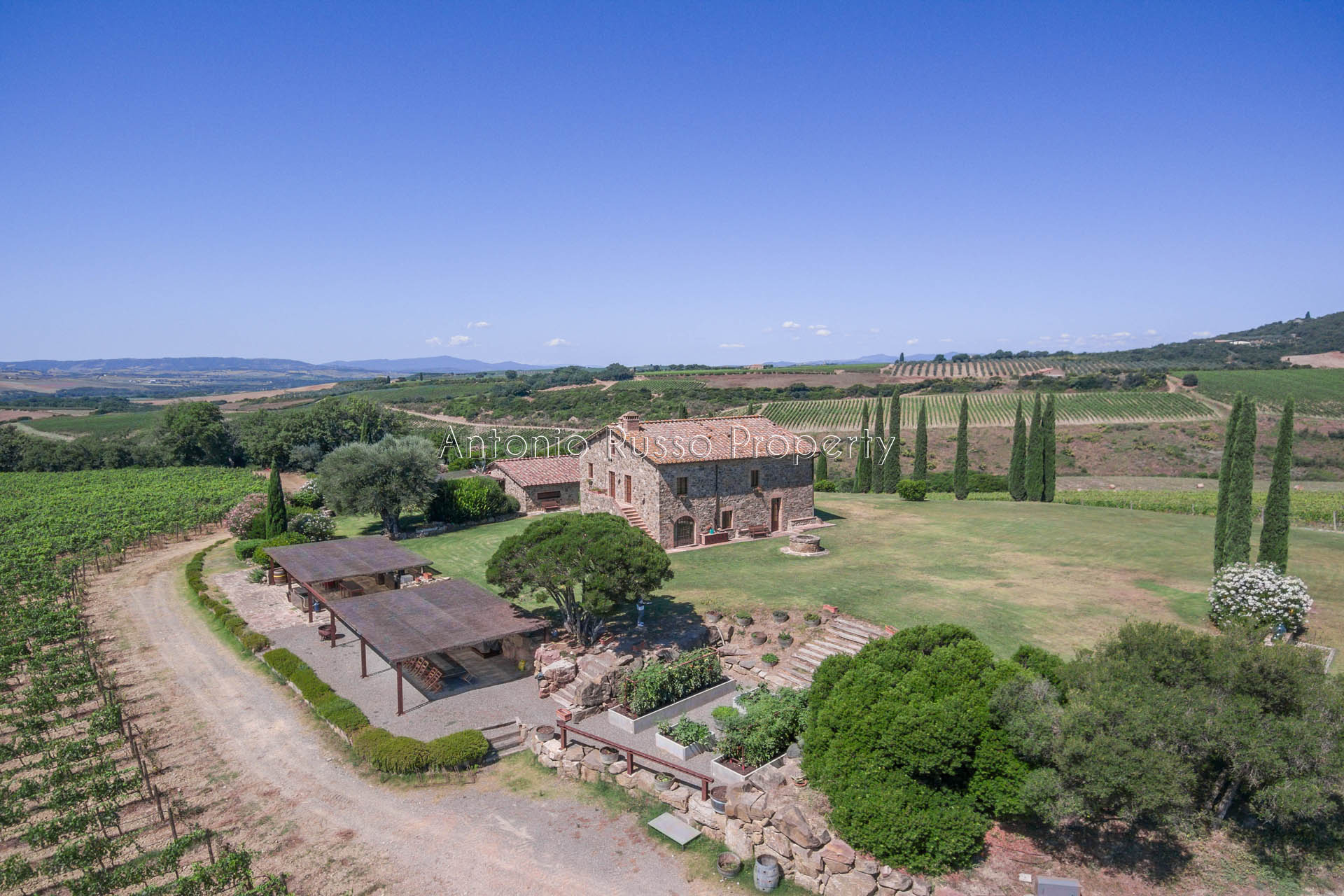 Charming farmhouse with Brunello vineyard for sale in Val d OrciaBrunello-di-Montalcino-12e itu38722-Brunello-di-Montalcino-12e.