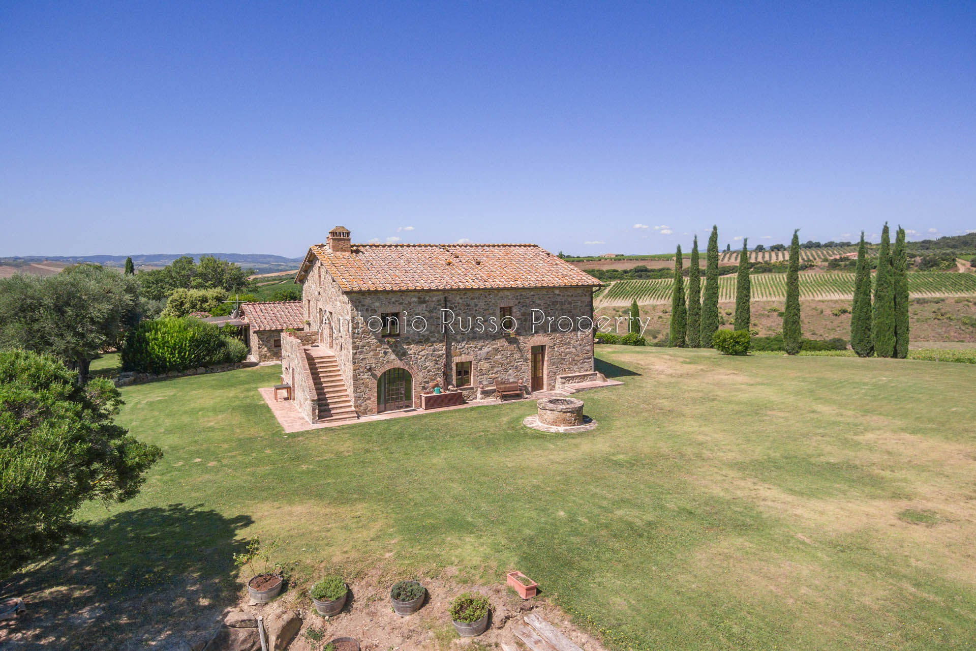 Charming farmhouse with Brunello vineyard for sale in Val d OrciaBrunello-di-Montalcino-13 itu38722-Brunello-di-Montalcino-13.
