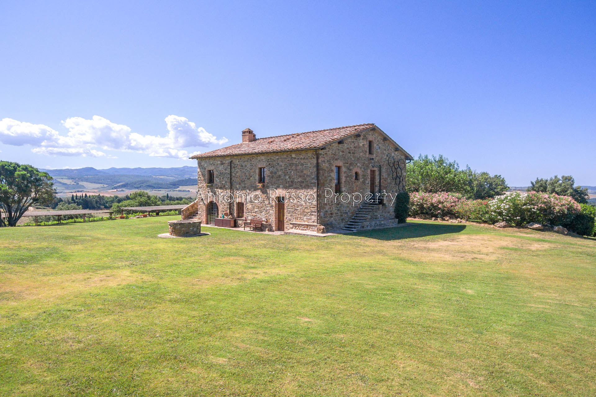 Charming farmhouse with Brunello vineyard for sale in Val d OrciaBrunello-di-Montalcino-15 itu38722-Brunello-di-Montalcino-15.