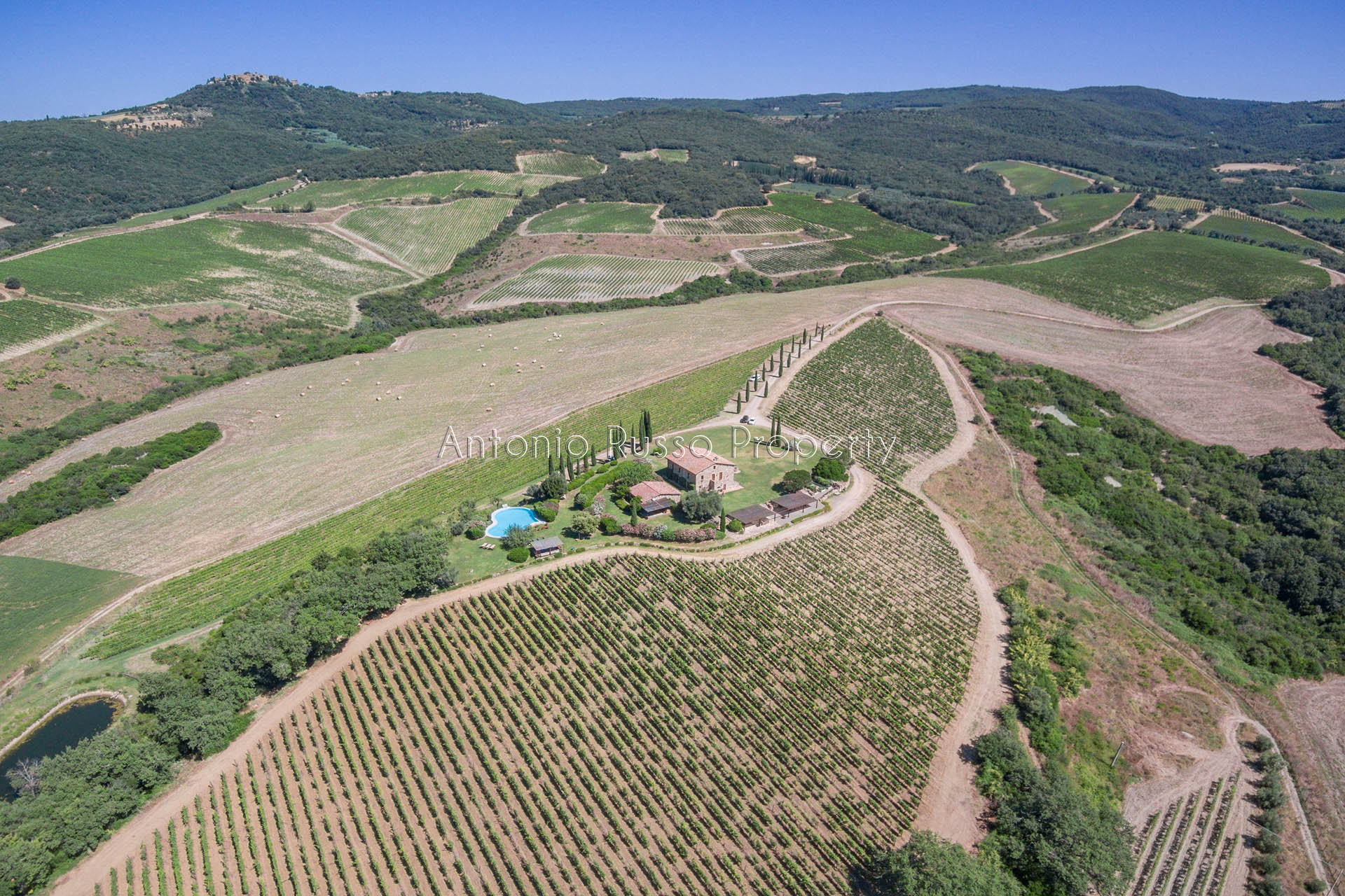 Charming farmhouse with Brunello vineyard for sale in Val d OrciaBrunello-di-Montalcino-2 itu38722-Brunello-di-Montalcino-2.