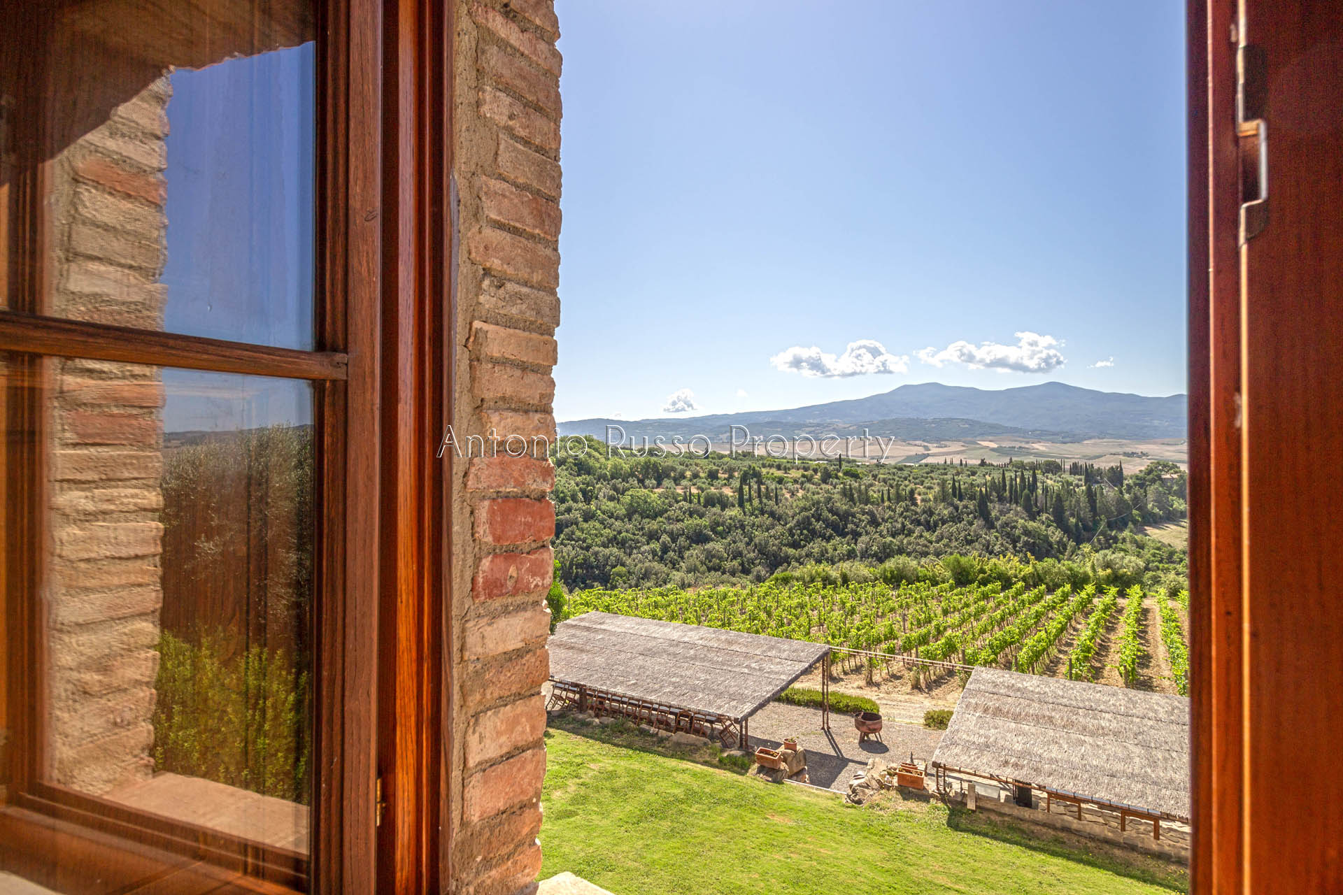 Charming farmhouse with Brunello vineyard for sale in Val d OrciaBrunello-di-Montalcino-23d itu38722-Brunello-di-Montalcino-23d.