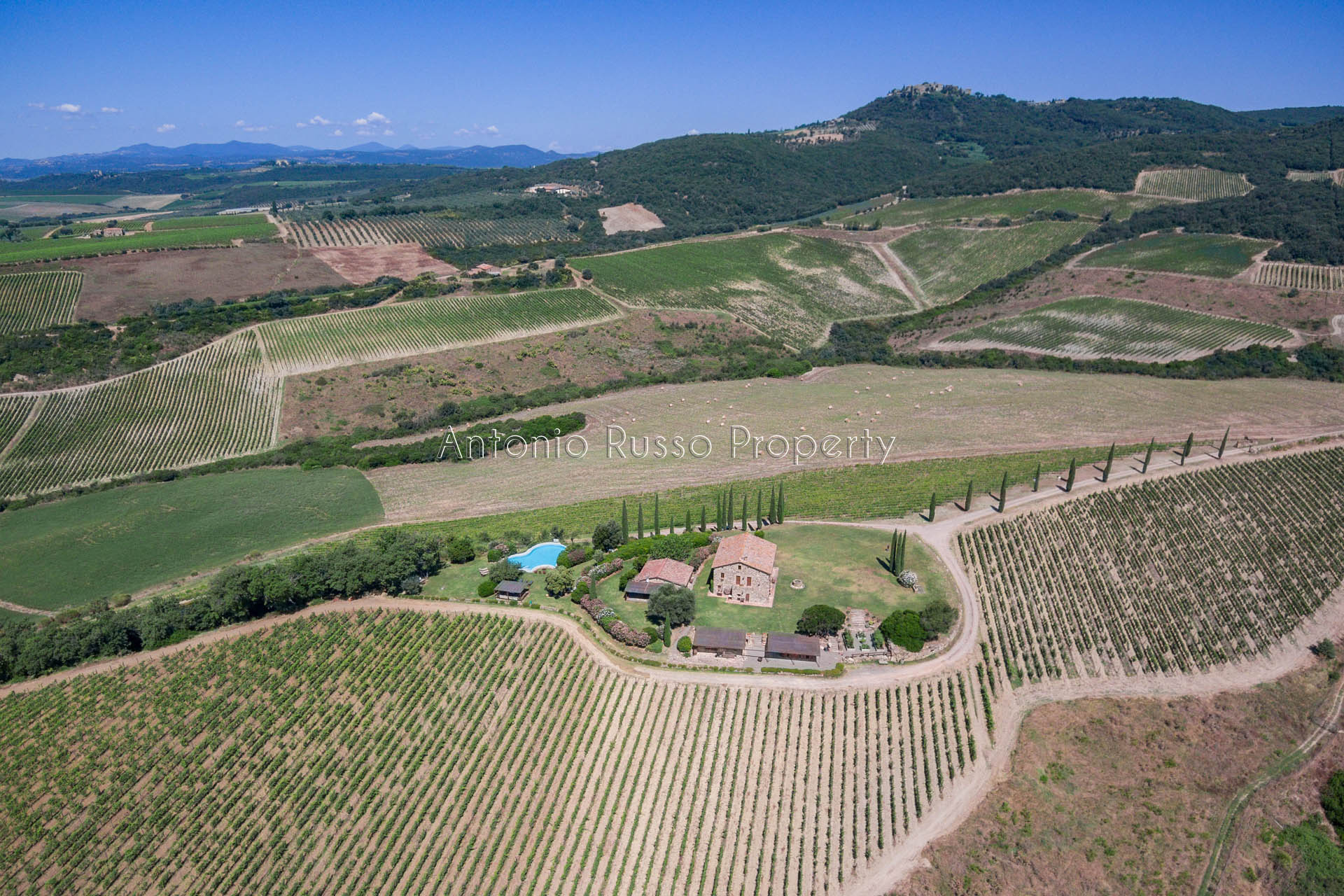 Charming farmhouse with Brunello vineyard for sale in Val d OrciaBrunello-di-Montalcino-3 itu38722-Brunello-di-Montalcino-3.