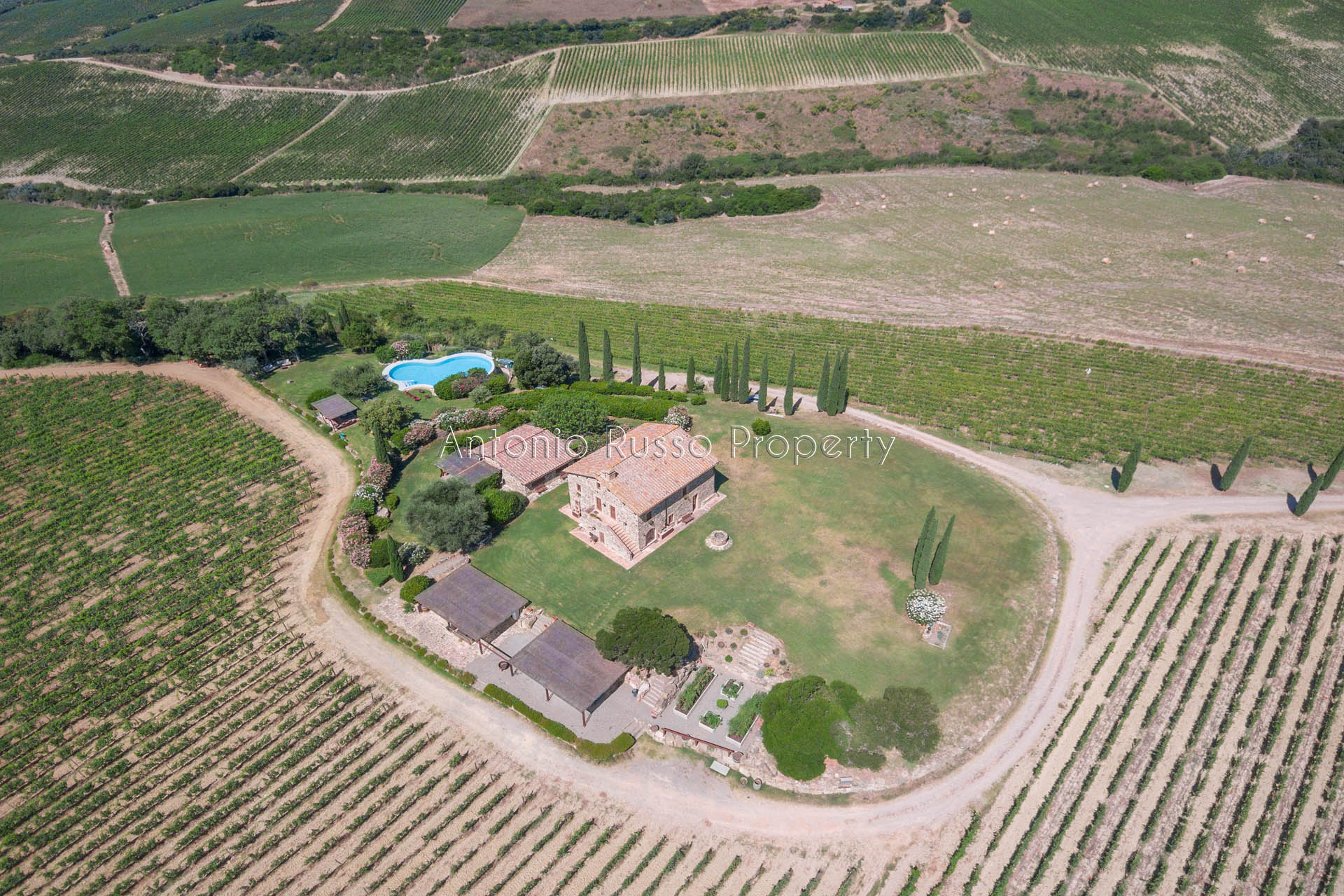 Charming farmhouse with Brunello vineyard for sale in Val d OrciaBrunello-di-Montalcino-4 itu38722-Brunello-di-Montalcino-4.