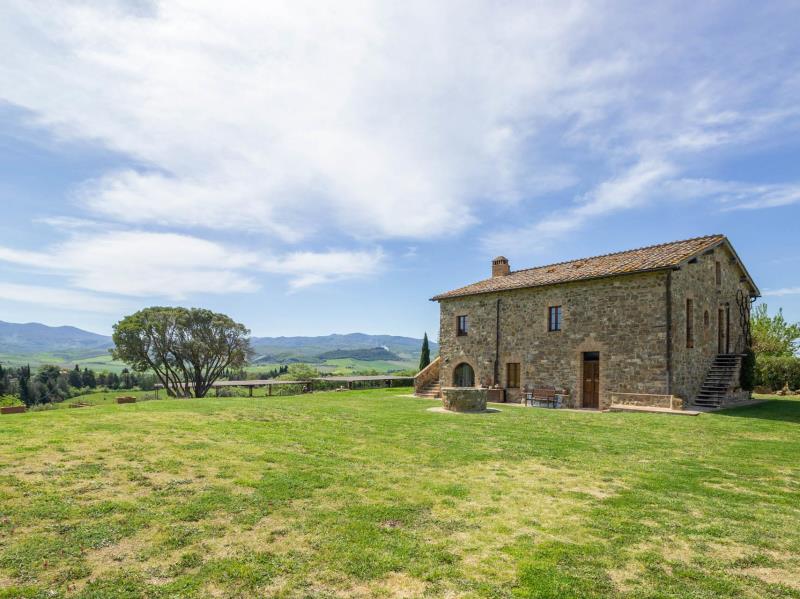 Charming farmhouse with Brunello vineyard for sale in Val d Orciar19   brunello di montalcino (18) itu38722-r19---brunello-di-montalcino-(18).