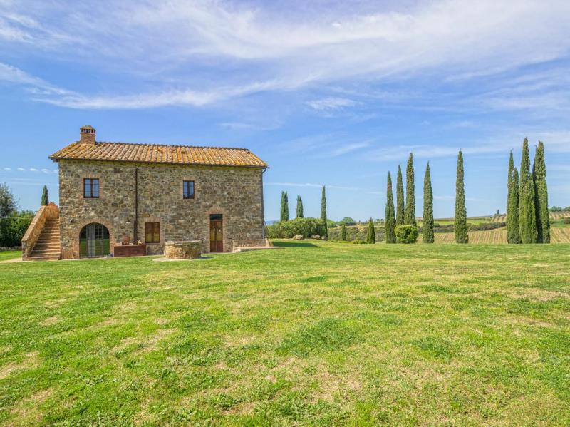 Charming farmhouse with Brunello vineyard for sale in Val d Orciar19   brunello di montalcino (19) itu38722-r19---brunello-di-montalcino-(19).