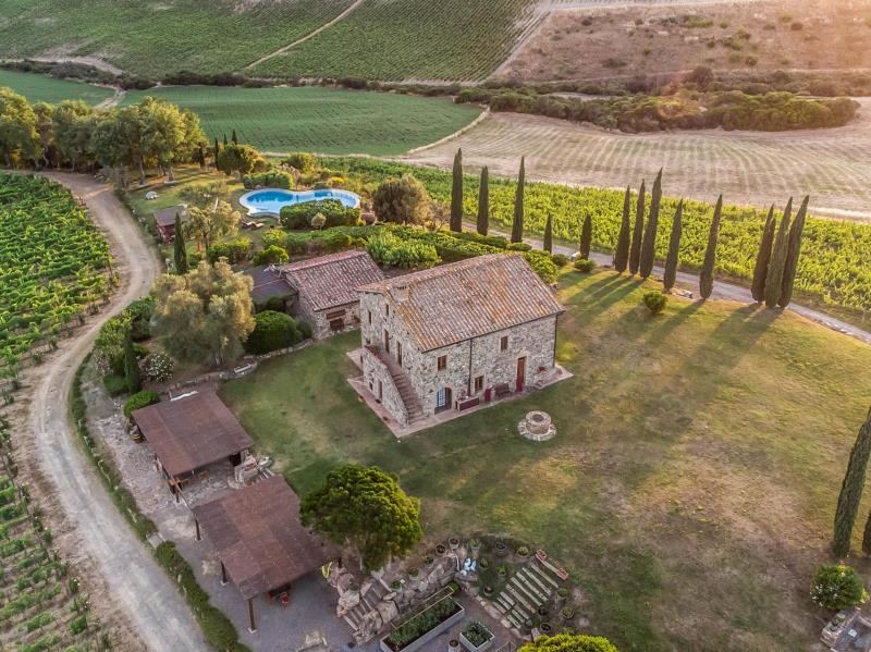 Charming farmhouse with Brunello vineyard for sale in Val d Orciar19   brunello di montalcino (2) itu38722-r19---brunello-di-montalcino-(2).