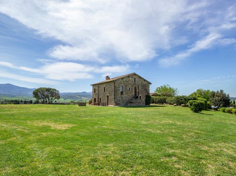 Charming farmhouse with Brunello vineyard for sale in Val d Orciar19   brunello di montalcino (20) itu38722-r19---brunello-di-montalcino-(20).