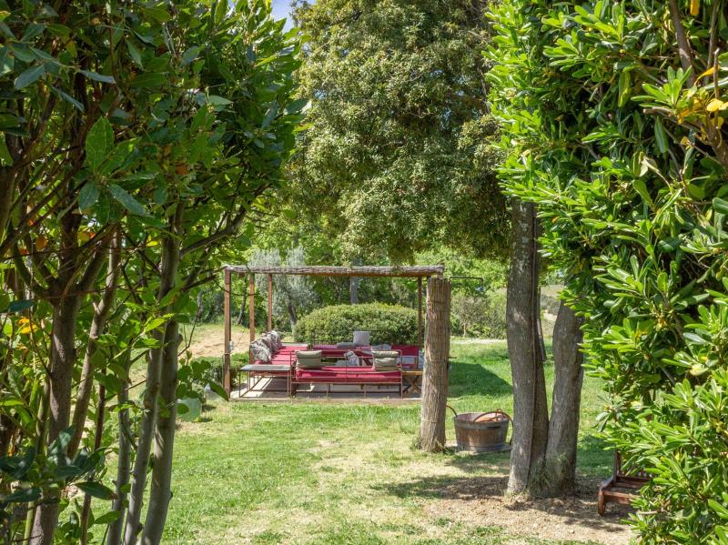 Charming farmhouse with Brunello vineyard for sale in Val d Orciar19   brunello di montalcino (24) itu38722-r19---brunello-di-montalcino-(24).