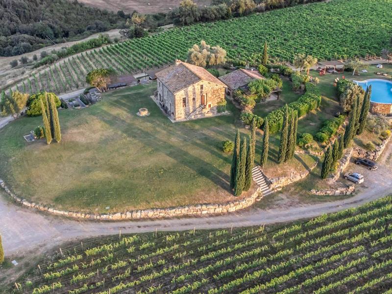 Charming farmhouse with Brunello vineyard for sale in Val d Orciar19   brunello di montalcino (3) itu38722-r19---brunello-di-montalcino-(3).