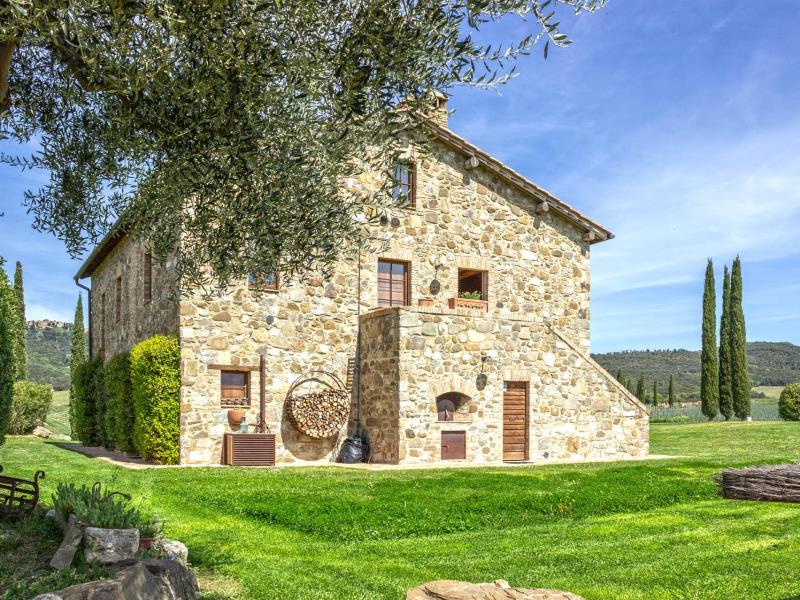 Charming farmhouse with Brunello vineyard for sale in Val d Orciar19   brunello di montalcino (5) itu38722-r19---brunello-di-montalcino-(5).