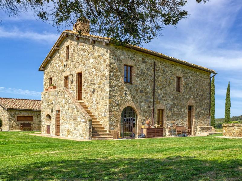 Charming farmhouse with Brunello vineyard for sale in Val d Orciar19   brunello di montalcino (6) itu38722-r19---brunello-di-montalcino-(6).