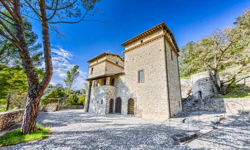 Details of Charming Villa With Medieval Towers Near Spoleto, Umbria - IUM35526