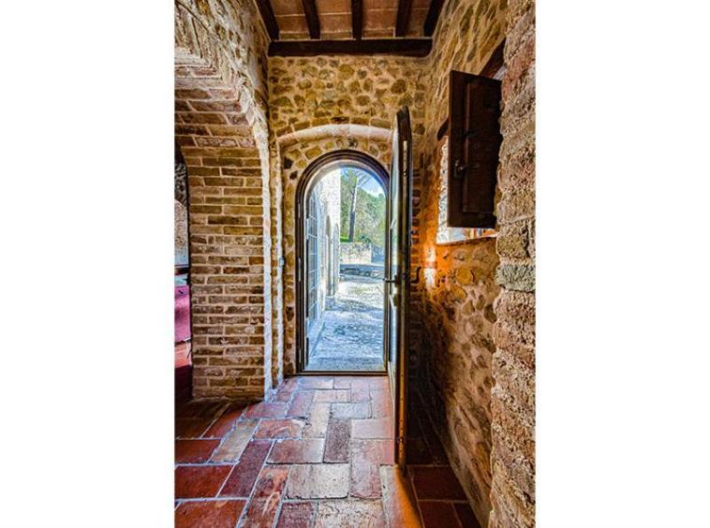 Charming Villa With Medieval Towers Near Spoleto, Umbriaium35526-2022-03-villa-towers-spoleto-umbria-italy-luxury-011-758x564 ium35526-2022-03-villa-towers-spoleto-umbria-italy-luxury-011-758x564.
