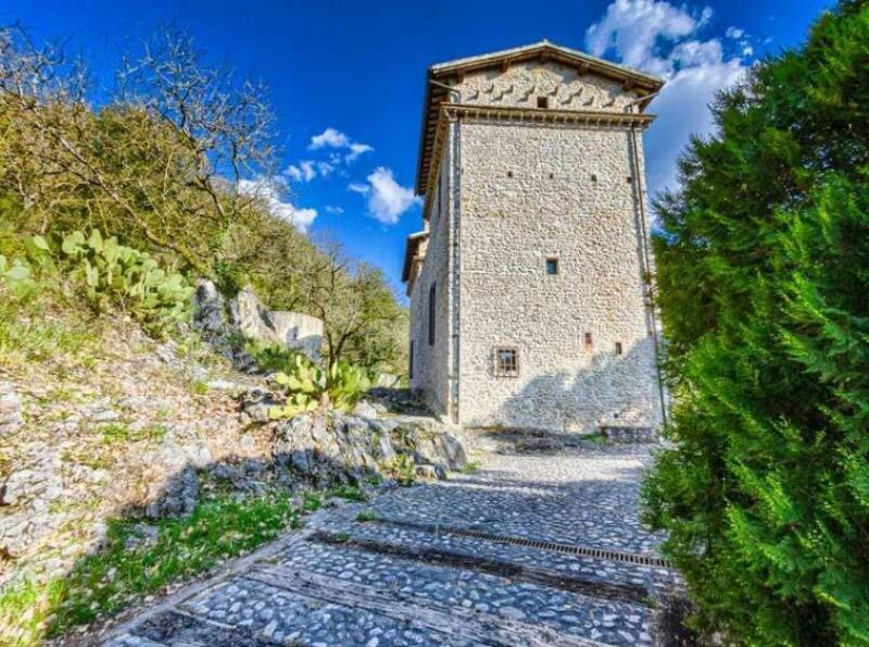Charming Villa With Medieval Towers Near Spoleto, Umbriaium35526-2022-03-villa-towers-spoleto-umbria-italy-luxury-03-758x564 ium35526-2022-03-villa-towers-spoleto-umbria-italy-luxury-03-758x564.