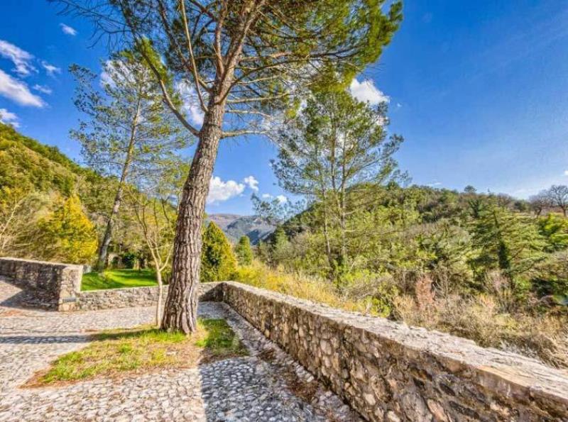 Charming Villa With Medieval Towers Near Spoleto, Umbriaium35526-2022-03-villa-towers-spoleto-umbria-italy-luxury-05-758x564 ium35526-2022-03-villa-towers-spoleto-umbria-italy-luxury-05-758x564.