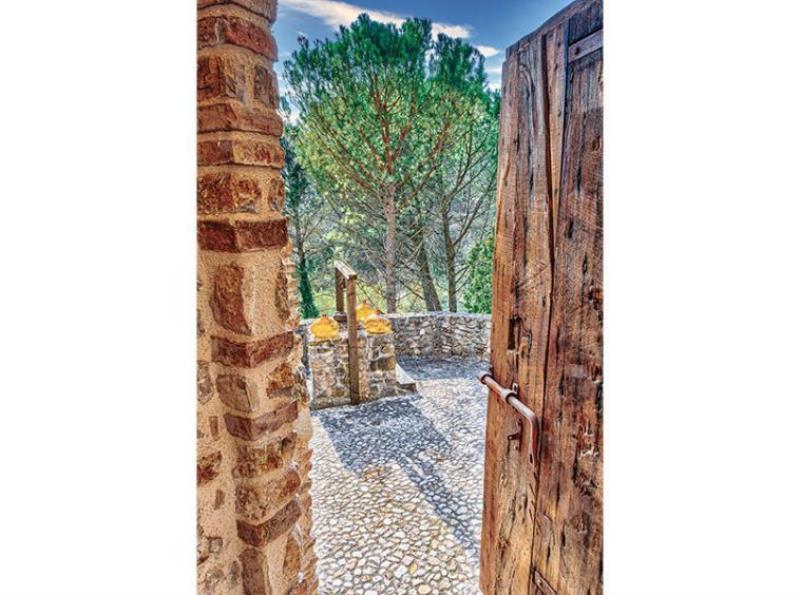 Charming Villa With Medieval Towers Near Spoleto, Umbriaium35526-2022-03-villa-towers-spoleto-umbria-italy-luxury-08-758x564 ium35526-2022-03-villa-towers-spoleto-umbria-italy-luxury-08-758x564.