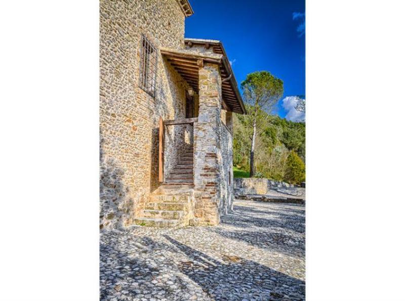 Charming Villa With Medieval Towers Near Spoleto, Umbriaium35526-2022-03-villa-towers-spoleto-umbria-italy-luxury-09-758x564 ium35526-2022-03-villa-towers-spoleto-umbria-italy-luxury-09-758x564.