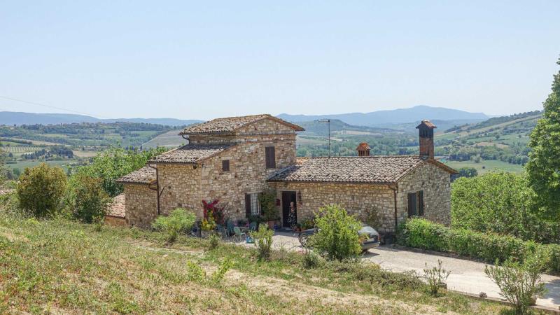 Details of Todi,farmhouse with land walking distance to historic centre - IUM36915